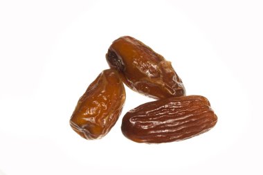 Beyaz arkaplanda izole edilmiş kurumuş meyveler