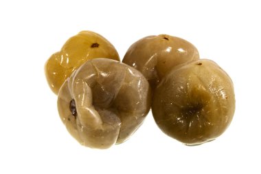 Beyaz arka planda izole edilmiş domates turşusu