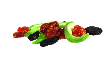 Beyaz arkaplanda izole edilmiş kurumuş meyveler