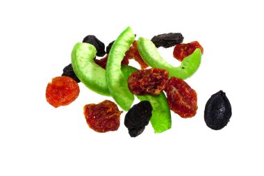 Beyaz arkaplanda izole edilmiş kurumuş meyveler