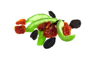 Beyaz arkaplanda izole edilmiş kurumuş meyveler