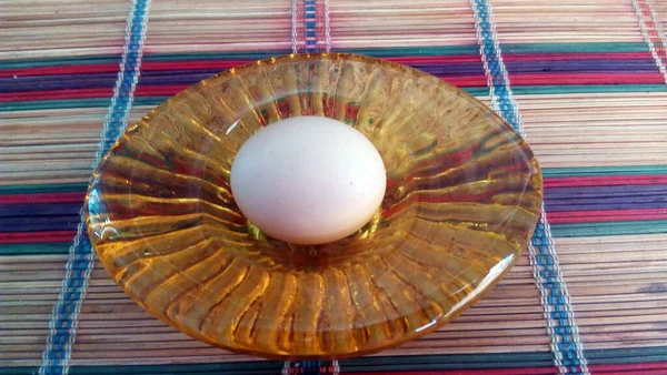 Huevo aislado sobre fondo blanco — Foto de Stock