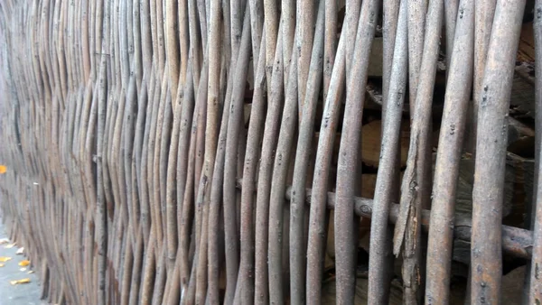 Cerca de mimbre hecha de ramas como fondo —  Fotos de Stock