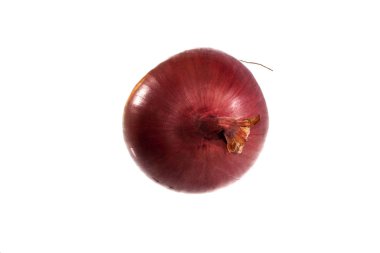 Beyaz arkaplanda taze soğan izole edildi