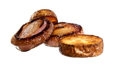 Beyaz arka planda soğanlı kızarmış patates.