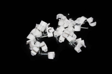 tel bağlama parantezleri beyaz arkaplanda izole edildi