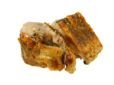                                Beyaz arka planda izole edilmiş kızarmış balık