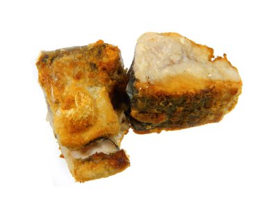                                Beyaz arka planda izole edilmiş kızarmış balık