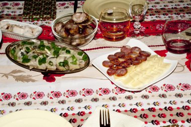 Festival masasında tütsülenmiş sosis.