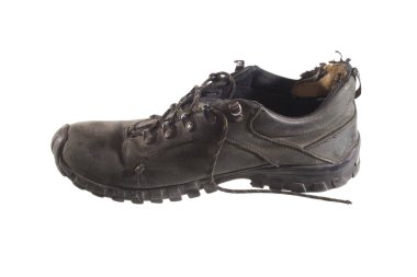 Beyaz arkaplanda izole edilmiş eski ayakkabılar