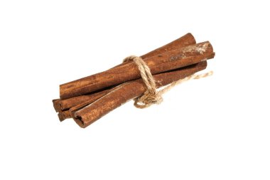 Tarçın beyaz arkaplanda izole edildi