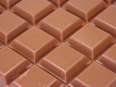                                Beyaz arkaplanda izole edilmiş çikolata