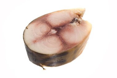 Beyaz arka planda izole edilmiş tütsülenmiş balık