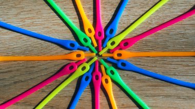 Lastik neon ayakkabı bağcıkları, ışın şeklinde dizilmiş, çok renkli. Arkaplan.