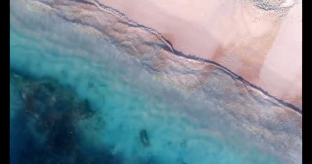 섬에서 드론을 이용하는 공중에서 청록색 과하얀 모래가 발견되었습니다 Gili Trawangan — 비디오