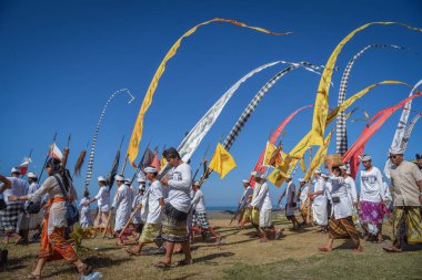 Sanur plaj melasti töreni 2015-03-18, Melasti bir Hindu Bali saflaştırma seremonisi ve ritüeli, Bali takvimine göre Nyepi kutsal gününden birkaç gün önce yapılmıştır.