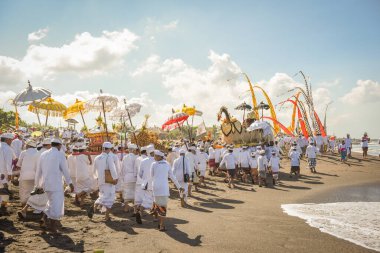 Sanur plaj melasti töreni 2015-03-18, Melasti bir Hindu Bali saflaştırma seremonisi ve ritüeli, Bali takvimine göre Nyepi kutsal gününden birkaç gün önce yapılmıştır.