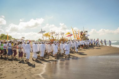 Sanur plaj melasti töreni 2015-03-18, Melasti bir Hindu Bali saflaştırma seremonisi ve ritüeli, Bali takvimine göre Nyepi kutsal gününden birkaç gün önce yapılmıştır.
