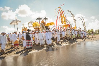 Sanur plaj melasti töreni 2015-03-18, Melasti bir Hindu Bali saflaştırma seremonisi ve ritüeli, Bali takvimine göre Nyepi kutsal gününden birkaç gün önce yapılmıştır.