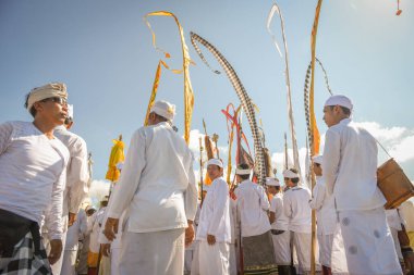 Sanur plaj melasti töreni 2015-03-18, Melasti bir Hindu Bali saflaştırma seremonisi ve ritüeli, Bali takvimine göre Nyepi kutsal gününden birkaç gün önce yapılmıştır.