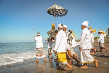 Sanur plaj melasti töreni 2015-03-18, Melasti bir Hindu Bali saflaştırma seremonisi ve ritüeli, Bali takvimine göre Nyepi kutsal gününden birkaç gün önce yapılmıştır.