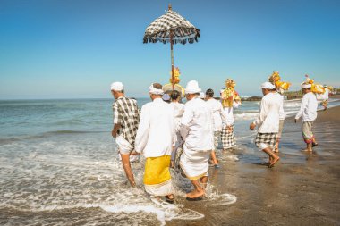 Sanur plaj melasti töreni 2015-03-18, Melasti bir Hindu Bali saflaştırma seremonisi ve ritüeli, Bali takvimine göre Nyepi kutsal gününden birkaç gün önce yapılmıştır.