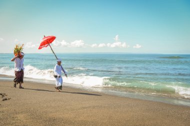 Sanur plaj melasti töreni 2015-03-18, Melasti bir Hindu Bali saflaştırma seremonisi ve ritüeli, Bali takvimine göre Nyepi kutsal gününden birkaç gün önce yapılmıştır.