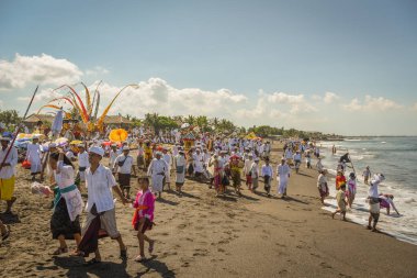 Sanur plaj melasti töreni 2015-03-18, Melasti bir Hindu Bali saflaştırma seremonisi ve ritüeli, Bali takvimine göre Nyepi kutsal gününden birkaç gün önce yapılmıştır.