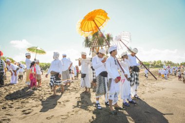 Sanur plaj melasti töreni 2015-03-18, Melasti bir Hindu Bali saflaştırma seremonisi ve ritüeli, Bali takvimine göre Nyepi kutsal gününden birkaç gün önce yapılmıştır.