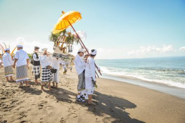 Sanur plaj melasti töreni 2015-03-18, Melasti bir Hindu Bali saflaştırma seremonisi ve ritüeli, Bali takvimine göre Nyepi kutsal gününden birkaç gün önce yapılmıştır.