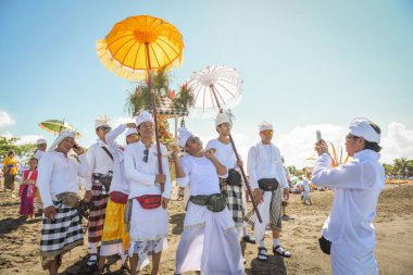 Sanur plaj melasti töreni 2015-03-18, Melasti bir Hindu Bali saflaştırma seremonisi ve ritüeli, Bali takvimine göre Nyepi kutsal gününden birkaç gün önce yapılmıştır.