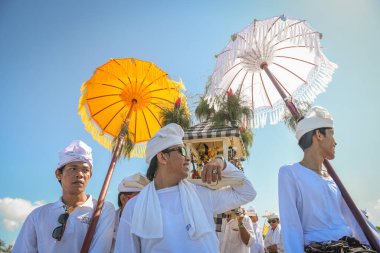 Sanur plaj melasti töreni 2015-03-18, Melasti bir Hindu Bali saflaştırma seremonisi ve ritüeli, Bali takvimine göre Nyepi kutsal gününden birkaç gün önce yapılmıştır.