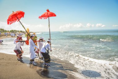Sanur plaj melasti töreni 2015-03-18, Melasti bir Hindu Bali saflaştırma seremonisi ve ritüeli, Bali takvimine göre Nyepi kutsal gününden birkaç gün önce yapılmıştır.