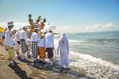 Sanur plaj melasti töreni 2015-03-18, Melasti bir Hindu Bali saflaştırma seremonisi ve ritüeli, Bali takvimine göre Nyepi kutsal gününden birkaç gün önce yapılmıştır.