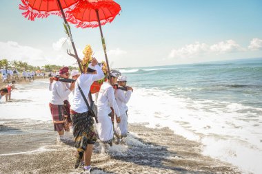 Sanur plaj melasti töreni 2015-03-18, Melasti bir Hindu Bali saflaştırma seremonisi ve ritüeli, Bali takvimine göre Nyepi kutsal gününden birkaç gün önce yapılmıştır.