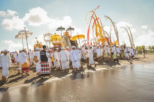 Sanur plaj melasti töreni 2015-03-18, Melasti bir Hindu Bali saflaştırma seremonisi ve ritüeli, Bali takvimine göre Nyepi kutsal gününden birkaç gün önce yapılmıştır.