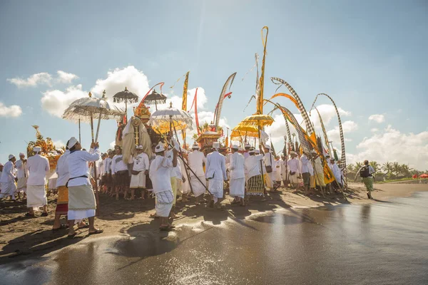Sanur plaj melasti töreni 2015-03-18, Melasti bir Hindu Bali saflaştırma seremonisi ve ritüeli, Bali takvimine göre Nyepi kutsal gününden birkaç gün önce yapılmıştır.