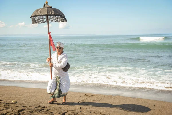 Sanur plaj melasti töreni 2015-03-18, Melasti bir Hindu Bali saflaştırma seremonisi ve ritüeli, Bali takvimine göre Nyepi kutsal gününden birkaç gün önce yapılmıştır.