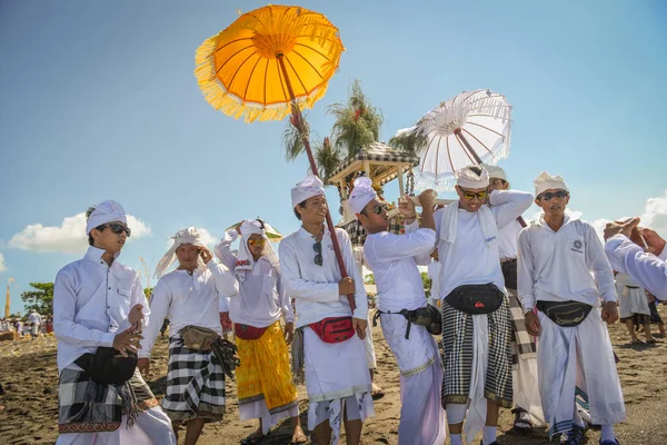 Sanur plaj melasti töreni 2015-03-18, Melasti bir Hindu Bali saflaştırma seremonisi ve ritüeli, Bali takvimine göre Nyepi kutsal gününden birkaç gün önce yapılmıştır.