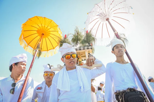 Sanur plaj melasti töreni 2015-03-18, Melasti bir Hindu Bali saflaştırma seremonisi ve ritüeli, Bali takvimine göre Nyepi kutsal gününden birkaç gün önce yapılmıştır.