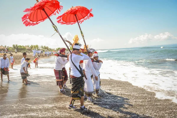 Sanur plaj melasti töreni 2015-03-18, Melasti bir Hindu Bali saflaştırma seremonisi ve ritüeli, Bali takvimine göre Nyepi kutsal gününden birkaç gün önce yapılmıştır.