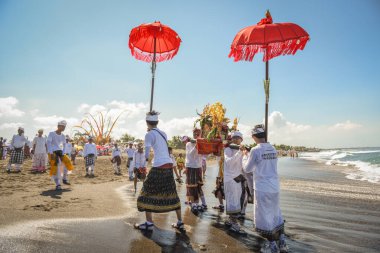 Sanur plaj melasti töreni 2015-03-18, Melasti bir Hindu Bali saflaştırma seremonisi ve ritüeli, Bali takvimine göre Nyepi kutsal gününden birkaç gün önce yapılmıştır.