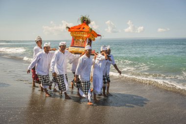 Sanur plaj melasti töreni 2015-03-18, Melasti bir Hindu Bali saflaştırma seremonisi ve ritüeli, Bali takvimine göre Nyepi kutsal gününden birkaç gün önce yapılmıştır.
