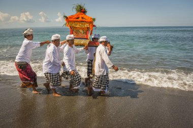 Sanur plaj melasti töreni 2015-03-18, Melasti bir Hindu Bali saflaştırma seremonisi ve ritüeli, Bali takvimine göre Nyepi kutsal gününden birkaç gün önce yapılmıştır.