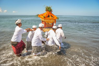 Sanur plaj melasti töreni 2015-03-18, Melasti bir Hindu Bali saflaştırma seremonisi ve ritüeli, Bali takvimine göre Nyepi kutsal gününden birkaç gün önce yapılmıştır.