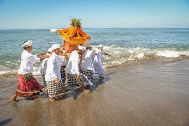 Sanur plaj melasti töreni 2015-03-18, Melasti bir Hindu Bali saflaştırma seremonisi ve ritüeli, Bali takvimine göre Nyepi kutsal gününden birkaç gün önce yapılmıştır.
