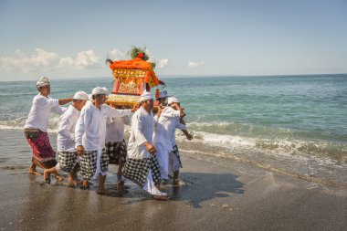 Sanur plaj melasti töreni 2015-03-18, Melasti bir Hindu Bali saflaştırma seremonisi ve ritüeli, Bali takvimine göre Nyepi kutsal gününden birkaç gün önce yapılmıştır.