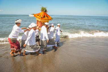 Sanur plaj melasti töreni 2015-03-18, Melasti bir Hindu Bali saflaştırma seremonisi ve ritüeli, Bali takvimine göre Nyepi kutsal gününden birkaç gün önce yapılmıştır.