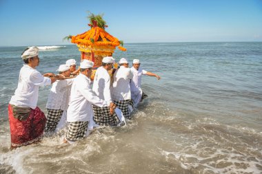 Sanur plaj melasti töreni 2015-03-18, Melasti bir Hindu Bali saflaştırma seremonisi ve ritüeli, Bali takvimine göre Nyepi kutsal gününden birkaç gün önce yapılmıştır.