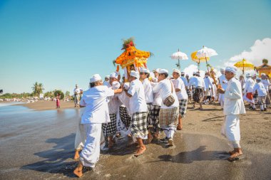 Sanur plaj melasti töreni 2015-03-18, Melasti bir Hindu Bali saflaştırma seremonisi ve ritüeli, Bali takvimine göre Nyepi kutsal gününden birkaç gün önce yapılmıştır.